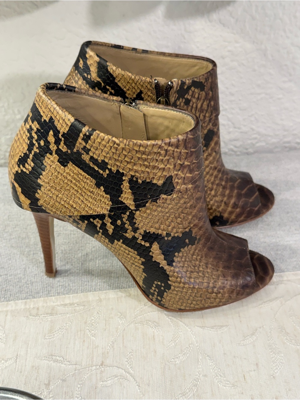Rachel Roy Snake Print Booties Peep-toe Women’s Size 8 4”‎ heel. Inside zip.